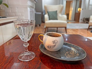 Türk kahvesi ve suyu evdeki kahve masasında servis ediliyor..