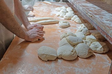 Ekmek hamuru fırında pişirmek için hazır..