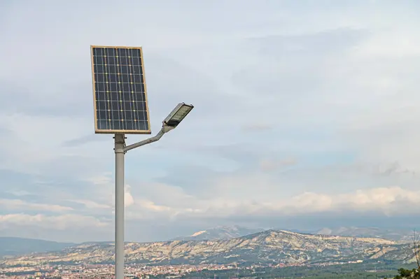 Solar sokak lambası ve paneli.