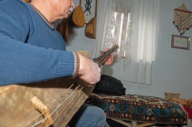 Guembri Fas kültürünün tipik bir müzik enstrümanıdır. Gimbri, Sintir veya Hejhoujis olarak da bilinir..