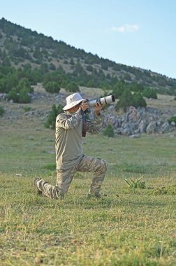 Fotoğrafçı kuşların fotoğraflarını çekiyor.