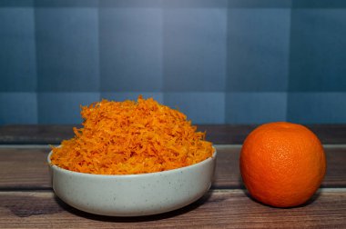 Reçel yapmak için rendelenmiş kabuklu turunç meyvesi..