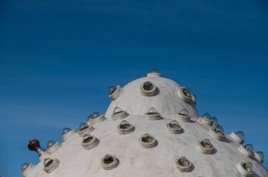 Türk hamamının çatısında aydınlatma bardakları. Hoca Bali Hamam, Burdur, Türkiye