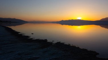 Gölde gün batımı, Burdur Gölü, Türkiye.