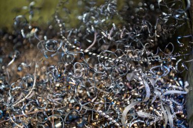 Metal fabrikasındaki atık metal parçaları.