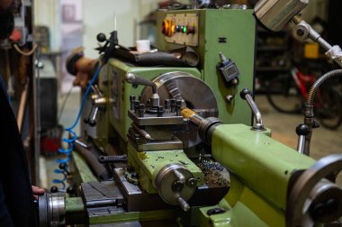 Metal değirmen çalışma anı.