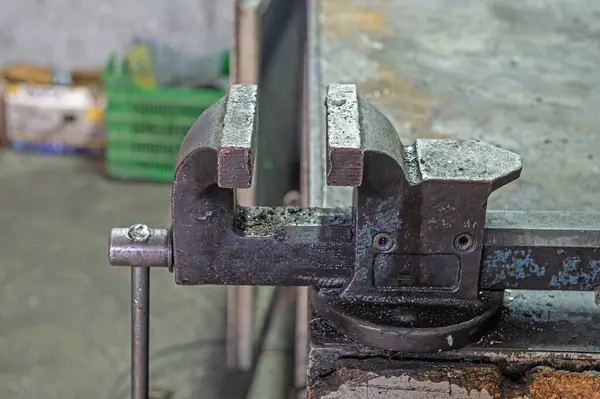 Metal işleri dükkanda eski metal mengene.