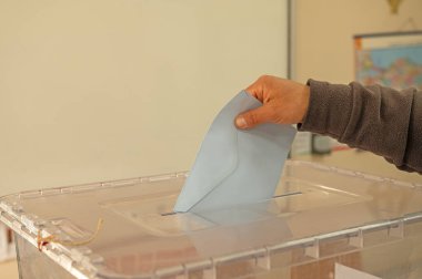 Türkiye 'de oy kullanma hakkını kullanan bir kişi.