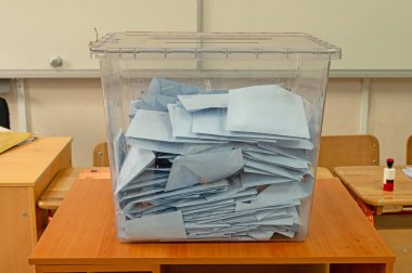 Türkiye 'deki cumhurbaşkanlığı seçimlerinde oy kullananların oy kullandıkları şeffaf oy sandığı.