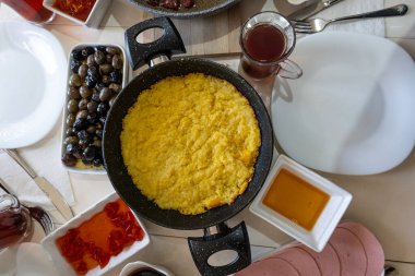 Türk kahvaltı masası. Mihlama mısır, tereyağı ve peynirden yapılmıştır. Zeytin, reçel ve Türk çayı.