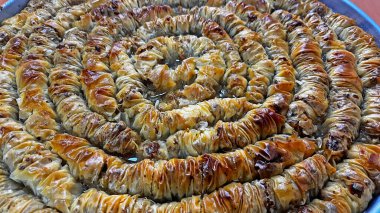 Baklava hamur, şeker, ceviz ve şam fıstığından yapılan geleneksel bir Türk tatlısıdır..
