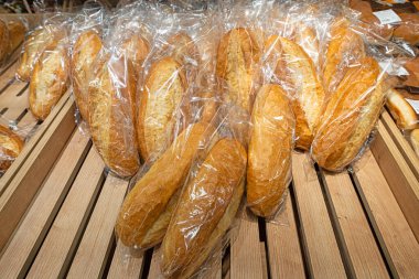 Süpermarketin fırın bölümünde poşetlerde satılan ekmek..