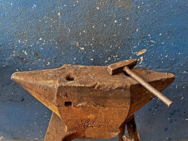 Demirciler tarafından çalışan metaller için kullanılır. Demir ocağında örs ve çekiç.