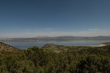 Türkiye 'de Ramsar statüsüne sahip Burdur Gölü' nün ormanlık alandaki manzarası.