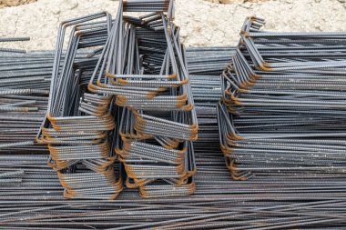 şantiyede inşaat çelik demiri.