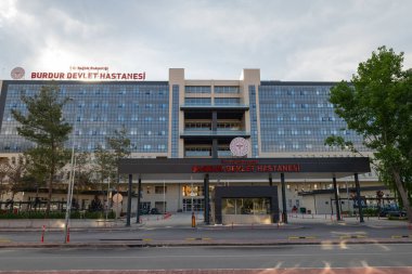 Burdur, Türkiye - 13 Mayıs 2024: Burdur devlet hastanesi binasının önü.