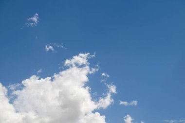 Mavi gökyüzünde beyaz bulutlar çok güzel görünüyor..