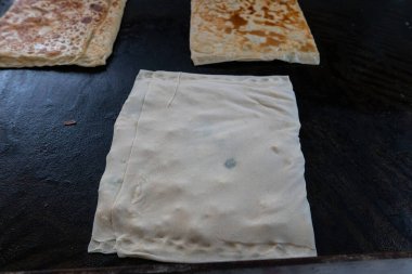 Geleneksel Türk gözlemesi fırın tepsisinde pişirilir..