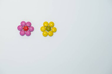 Beyaz arka planda çeşitli renklerde çikolatalar..