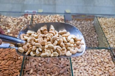 Abur cubur dükkanında kaju.