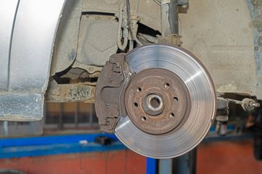 Tamir için araba diski freni, yeni bir lastik değiştirme sürecinde. Araba diski, yakın plan..