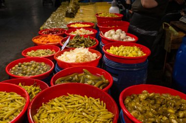 Türkiye 'de bir çiftçi pazarında farklı meyve ve sebze turşusu.