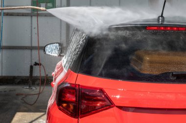 Araba yıkamada yüksek basınçlı su jeti ile oto yıkama..