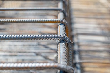 İnşaatta kullanmak için çelik kablolarla birbirine bağlanmış demirler..