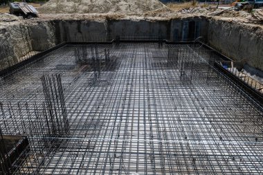 Güçlendirilmiş betonu olan yeni bir evin temeli. Şehir inşaatları vakfı.