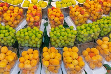 Pazarda çeşitli meyveler var..