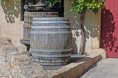 Tahtadan yapılmış şarap fıçısı..