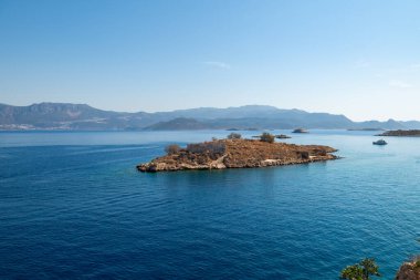 Açık, turkuaz mavi deniz ve Ege 'deki küçük adalar. Yunanistan 'ın Kastellorizo Adası.
