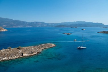 Açık, turkuaz mavi deniz ve Ege 'deki küçük adalar. Yunanistan 'ın Kastellorizo Adası.