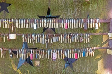 Hollanda 'da geleneksel ahşap ayakkabılar üreten bir atölyede hazırlanan ayakkabılar rafta..