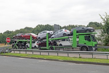 Araba taşıyıcısı yolda. Kamyon nakliye aracı. Otoyoldaki bir kamyonda..
