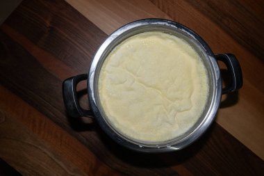 Süt katmanı bir tencerede kaynatılmış..