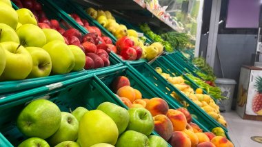 Marketin koridorunda taze meyve ve sebze var..
