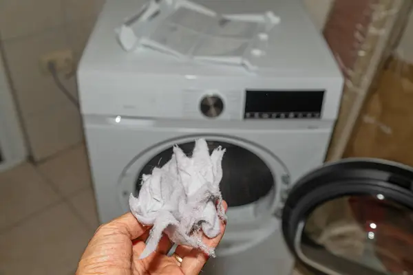 Çamaşır ve saç kurutma filtresi tarafından sıkıştı..
