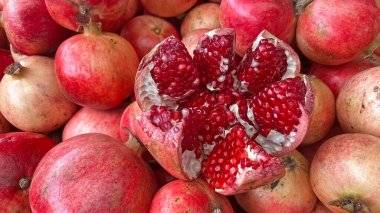 Markette sandıklarda satılan lezzetli olgun nar..