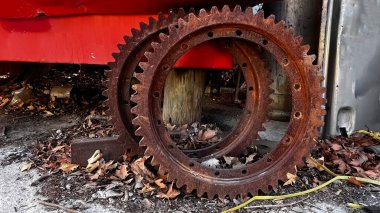 Hurdalıkta eski bir vites ya da vites..