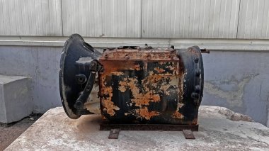 1970 model bir kamyondan eski bir şanzıman..