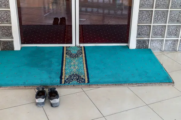 Müslümanların ibadet ettiği caminin girişinde bir çift ayakkabı..