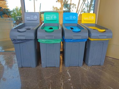 Ayrı çöp toplama için konteynerler