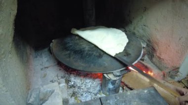 Türk usulü Yufka ekmeği odun ateşinde pişirme tepsisinde pişiriliyor..
