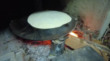 Türk usulü Yufka ekmeği odun ateşinde pişirme tepsisinde pişiriliyor..