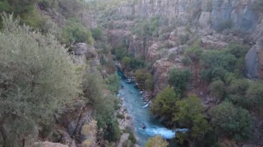 Vadiden akan muhteşem turkuaz suyu, Taz Kanyonu, Antalya, Türkiye.
