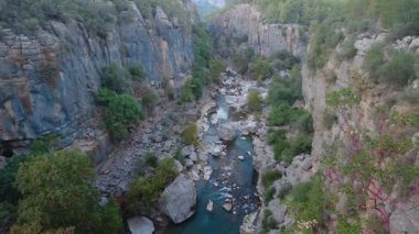 Vadiden akan muhteşem turkuaz suyu, Taz Kanyonu, Antalya, Türkiye.