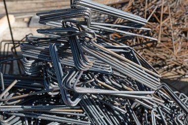 Çeşitli boyutlarda demir maddeler inşaatta kullanılmak üzere hazırlandı.