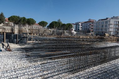 Çeşitli boyutlarda demir maddeler inşaatta kullanılmak üzere hazırlandı.