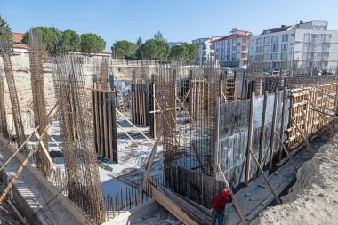 Bir binanın temeline demir parmaklıklar yerleştirilmiş..